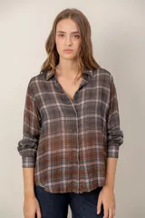 Camisa de manga larga con estampado de leopardo, cuello clásico y cierre frontal de botones. Presenta un corte holgado y puños abotonados.