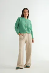 Pantalón de corte recto y tiro alto, confeccionado en tejido de punto suave, con bolsillos laterales y cintura elástica.