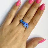 Anillo azul con diseño abstracto.