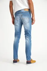 Jean celeste con efecto lavado, corte skinny y tiro medio.
