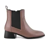 Bota corta de cuero color marrón con elástico lateral negro, taco bajo y punta cuadrada.