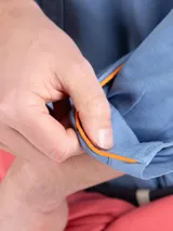 Camisa blanca de algodón con cuello button-down, corte regular fit, manga larga con puños simples y logo bordado en el pecho.