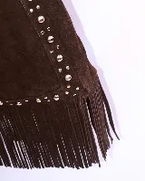 Cartera tipo shoulder bag de cuero marrón, con diseño decorado con tachas metálicas plateadas y flecos largos en la parte inferior. Cuenta con correa regulable y compartimento principal con forro y bolsillo interior.