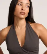 Blusa corta de bengalina negra con frente único, breteles anchos, recorte en el busto y cierre con botones en el cuello.