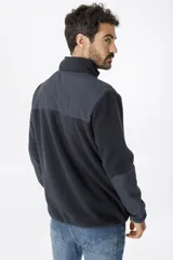 Campera de polar con cierre frontal completo, cuello alto y bolsillo en el pecho con cierre. Presenta un diseño combinado con paneles de tela técnica en la parte superior y polar en el resto de la prenda, con logo de la marca Benson & Thomas estampado en el hombro.