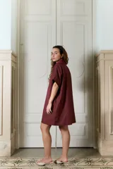Vestido corto azul con estampa de flores XL en color bordó, fit oversized y relajado, cuello mao, mangas cortas, bolsillos y botones frontales.