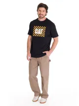 Remera negra de manga corta con cuello redondo y estampa frontal de Caterpillar sobre franjas diagonales amarillas y negras.