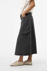Falda midi cargo de denim color gris con efecto lavado, de corte recto y relajado. Cuenta con bolsillos laterales con tapa, bolsillos traseros y una abertura frontal.