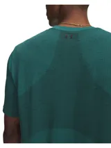 Remera deportiva Under Armour de la línea Vanish, confeccionada en tejido de punto suave con ventilación de malla estratégica. Presenta un diseño prácticamente sin costuras para reducir la fricción, material elástico en cuatro direcciones y tecnología de absorción de sudor.