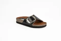 Sandalias marrones de cuero con suela tipo corcho y una tira ancha en el empeine con hebilla metálica grande.
