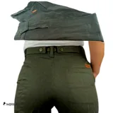 Pantalón de vestir azul marino, de corte recto, con bolsillos laterales y traseros. Se ajusta a la cintura con cinturón de cuero marrón.