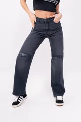 Pantalón de jean gris oscuro de corte recto con roturas en las rodillas.
