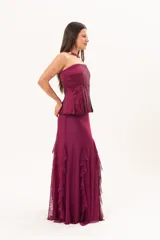 Pollera larga de microtul color magenta, totalmente forrada, de diseño fluido con volados que aportan movimiento y caída liviana.