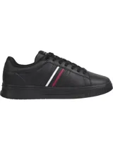 Zapatillas Tommy Hilfiger de corte bajo confeccionadas en piel lisa color negro, con suela cupsole y logo de Tommy Hilfiger en bajo relieve en los laterales. Presentan detalles distintivos de la marca y logo engomado en el talón.