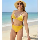 Bikini de dos piezas color amarillo, compuesto por un corpiño triangular con copas desmontables y una bombacha de tiro alto con diseño de corte clásico.