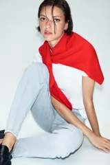 Jeans tipo mom fit de tiro alto color blanco, con diseño de cinco bolsillos, cierre frontal con cremallera y botón, y corte tobillero.