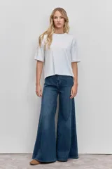 Remera de corte holgado y diseño minimalista, con cuello redondo y mangas cortas, confeccionada en tejido de algodón de alta calidad.