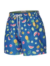 Short de baño RKF modelo Izam, color azul con estampado frutal de piñas, sandías, kiwis y bananas. Cuenta con cintura elástica, cordón ajustable en contraste y bolsillos.