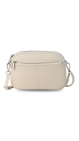 Bandolera pequeña de diseño compacto en cuero sintético color beige, con correa ajustable, herrajes plateados y dos compartimentos con cierre.
