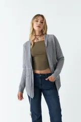 Saco gris de tejido con textura a cuadros y calce relajado. Tiene cintura ajustable con cordón interno y dos bolsillos frontales.