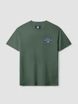 Camiseta de manga corta color verde militar, de corte regular fit y confeccionada en algodón orgánico. Presenta un estampado gráfico grande en la espalda con el texto 'blue banana' en tonos celestes y oscuros, acompañado de un pequeño recuadro blanco con inscripciones.