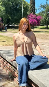 Top negro con escote halter, textura gofrada, detalle drapeado y nudo frontal, y corte fluido.