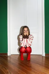 Sweater tejido a mano con lana merino color crudo, con bordado en relieve de rayas rojas tipo cadenas. Puños y cuello en marrón con lurex.