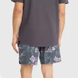Short de baño color gris oscuro con estampado de flores y calaveras en tonos rosados y grises claros. Presenta un parche circular con el logo de la marca en la parte inferior y bolsillos laterales.