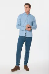 Pantalón de jean skinny celeste con spandex, tiro medio y corte ajustado.