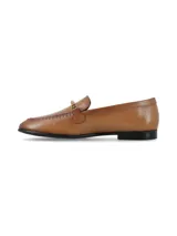 Mocasín de cuero color suela, de estilo clásico, con detalle de hebilla frontal forrada y costuras pespunteadas en la puntera.