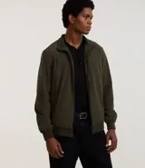 Campera bomber de hombre color verde militar, confeccionada en poliamida con elastano. Presenta cuello alto, cierre frontal y puños y cintura elásticos.