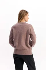 Buzo de punto de textura suave, color malva, con cuello redondo y diseño de calce relajado.