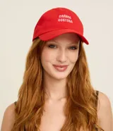Gorra de sarga roja con visera curva y el bordado frontal "GRANDE GOSTOSA" en hilo blanco.