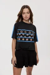 Falda corta negra con volados escalonados y cintura elastizada con cordón ajustable.