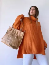 Bolso tipo tote de cuero color camel, con costuras a la vista y tiras de ajuste laterales.