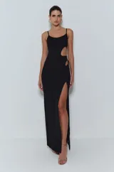 Vestido largo de punto canalé color celeste, con tirantes finos, corte entallado, abertura lateral y doble abertura en la cintura.