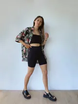 Sandalias negras de cuero con tiras cruzadas, plataforma track y hebilla lateral.