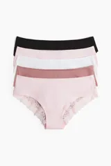 Pack de cinco bombachas hipster de algodón en colores negro, blanco, rosa claro y marrón claro, con cintura elástica y detalle de encaje en los bordes.