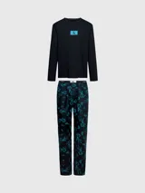 Conjunto de pijama Calvin Klein compuesto por una remera de manga larga negra con logo CK en el pecho y un pantalón largo negro con estampado del logo CK en azul.
