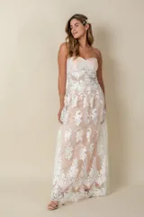 Vestido largo de tul bordado con encaje y perlas sobre viso color champagne, de corte recto y escote palabra de honor.