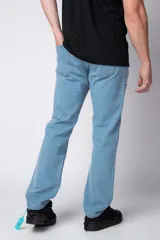 Jean de corte recto y calce relajado, confeccionado en denim de tono azul claro con detalles de roturas y desgaste.