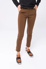 Pantalón marrón de corte recto con bolsillos delanteros y terminaciones de alta calidad.