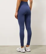 Pantalón legging deportivo Get Over de color azul, confeccionado en microfibra, con tiro alto y diseño de cintura cruzada.