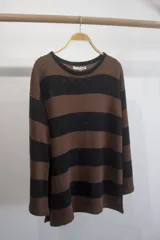 Sweater de tejido de punto con diseño de rayas horizontales en color marrón y negro, de corte holgado, cuello redondo y mangas largas.