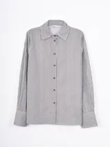 Camisa de manga larga con cuello clásico y cierre frontal de botones, confeccionada en tela con estampado de rayas verticales finas en color blanco y gris oscuro.