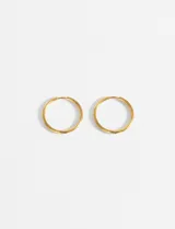 Par de aros tipo argolla dorados, de acero quirúrgico hipoalergénico.