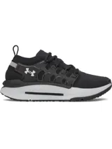 Championes Under Armour Phantom X de color negro con suela blanca, capellada de tejido transpirable, estructura de TPU en el mediopié y amortiguación de espuma.