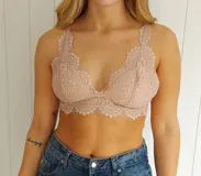 Bralette de encaje color rosa pálido con breteles finos y espalda estilo nadador.