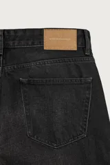 Jeans regular fit de mezclilla celeste con efecto lavado, corte recto y diseño clásico de cinco bolsillos. Cuenta con cierre frontal de botones.