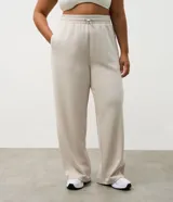 Pantalón deportivo de corte recto confeccionado en una mezcla de poliéster, modal y elastano. Presenta cintura elástica con cordón ajustable y detalle en rib, ofreciendo un calce cómodo y versátil.